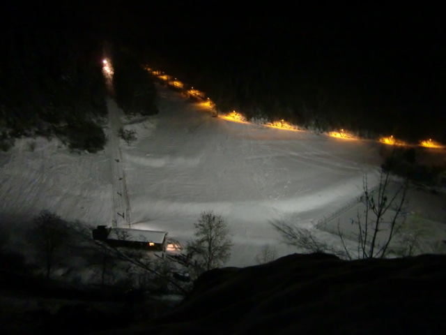 Piste bei Nacht